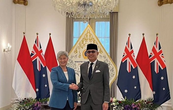 Indonesian Foreign Minister Arrmanatha Nasir welcomes Australian Foreign Minister Penny Wong for a bilateral meeting at the Pancasila Building in Jakarta on Oct. 22, 2026. 