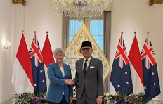 Indonesian Foreign Minister Arrmanatha Nasir welcomes Australian Foreign Minister Penny Wong for a bilateral meeting at the Pancasila Building in Jakarta on Oct. 22, 2026. 