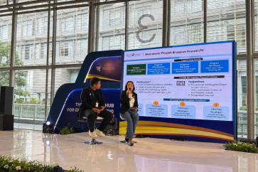 Siti Nurhafidah Umiroh from Indonesia Eximbank (right) said the Coaching Program for New Exporters (CPNE) initiative provides businesses with training and mentoring sessions to familiarize themselves with export requirements and regulations. (Image courtesy of Indonesia Eximbank)