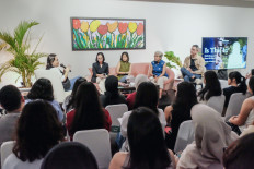 The Weekender Living Room explored anxieties around work, money and the future on Oct. 17 at JP Live! Space. From left: Maggie Tiojakin, Tia Monica Sihotang, Amelia Dessita, Aninditta Savitry and Henry Manampiring. (Photo courtesy of The Jakarta Post).