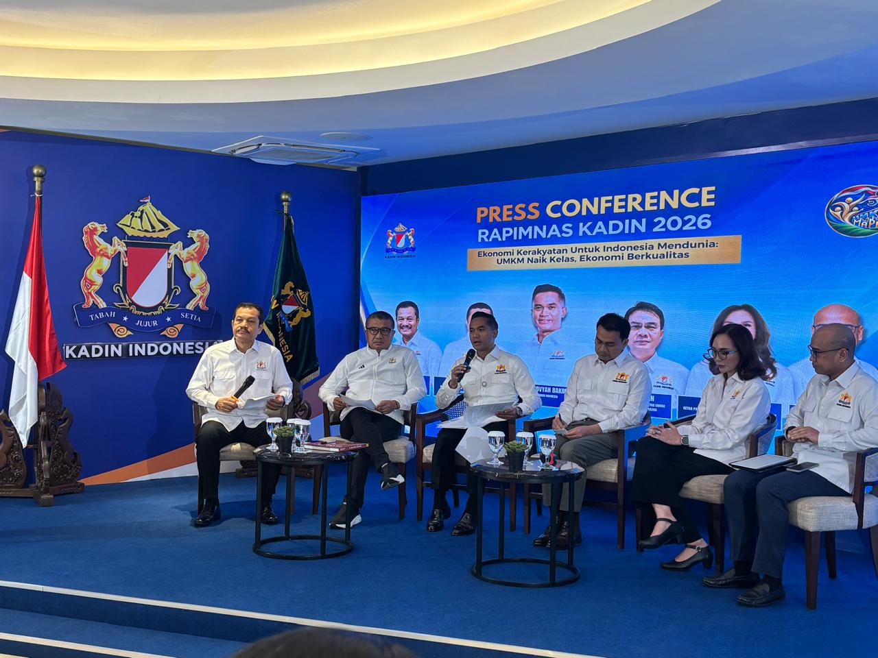 Kadin chairman Anindya Bakrie (center) and other members attend a press conference at Kadin&rsquo;s office in Jakarta on Oct. 22, 2026.