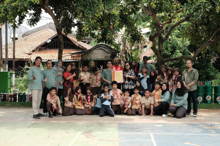 Green Soldier representatives and SDN Karangrejo 01 staff mark the formal handover of equipment and materials supporting the school's recycling and environmental programs in Semarang on Oct. 9, 2026.(Source: Green Soldier school community documentation, SDN Karangrejo 01)