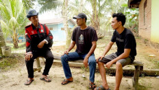 Zulkatab (left) engages with Tambak village residents to raise awareness of forest and land fire prevention. (Courtesy of Asian Agri)