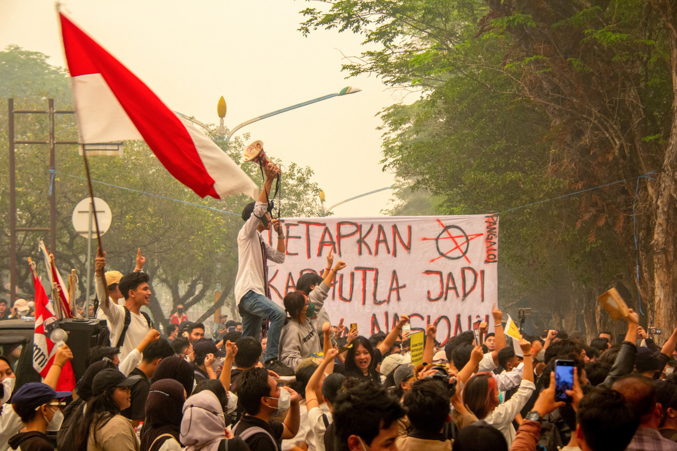 University students protest against the government's handling of haze and wildfires outside the Central Kalimantan Governor's office in Palangka Raya, Central Kalimantan province, Indonesia, October 23, 2026. 