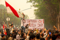 University students protest against the government's handling of haze and wildfires outside the Central Kalimantan Governor's office in Palangka Raya, Central Kalimantan province, Indonesia, October 23, 2026. 