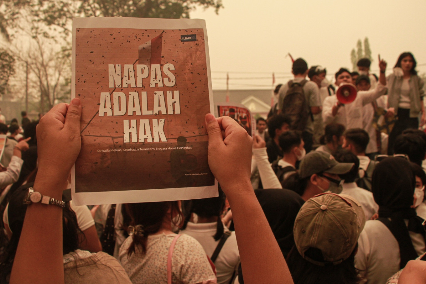 A rallygoer holds a poster that reads &ldquo;Breathing is a right&rdquo; during a protest on Oct. 23 in front of the Central Kalimantan gubernatorial office in Palangka Raya to urge the central government to declare the widespread forest and peatland fires as a national disaster.