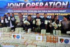 National Police chief Gen. Suyudi Ario Seto (fifth left), Customs and Excise Director General Djaka Budhi Utama (sixth left), North Sumatra Governor Bobby Nasution (third left), North Sumatra Police chief Insp. Gen. Sonny Irawan (right) and Bukit Barisan Military Command chief Maj. Gen. Hendy Antariksa (fifth right) display evidence on Friday during the disclosure of a ketamine trafficking case in Belawan, Medan, North Sumatra. The National Police's Criminal Investigation Department, the National Narcotics Agency (BNN), the Customs and Excise Directorate General and the National Police's Water and Air Police Directorate jointly uncovered a drug trafficking operation involving the MT Global 168 vessel, arresting six Indonesian nationals and a Taiwanese citizen and seizing 1.16 tonnes of ketamine. 