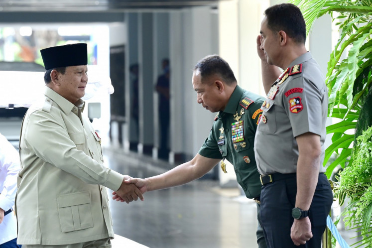 President Prabowo Subianto (left) shakes hands with Indonesian Military (TNI) commander Gen. Agus Subiyanto as newly appointed National Police chief Gen. Suyudi Ario Seto salutes the President on Wednesday before Prabowo briefed 800 high-ranking TNI and National Police officers at the Presidential Palace complex in Central Jakarta.