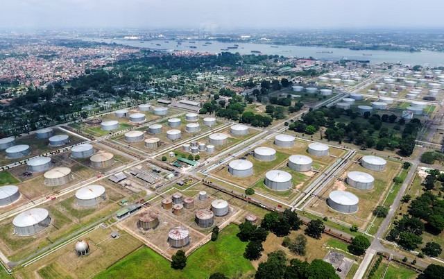 The sprawling Plaju refinery of state-owned energy giant Pertamina stands alongside a green space and residential settlement in South Sumatra&rsquo;s provincial capital Palembang on Oct. 24, 2018.