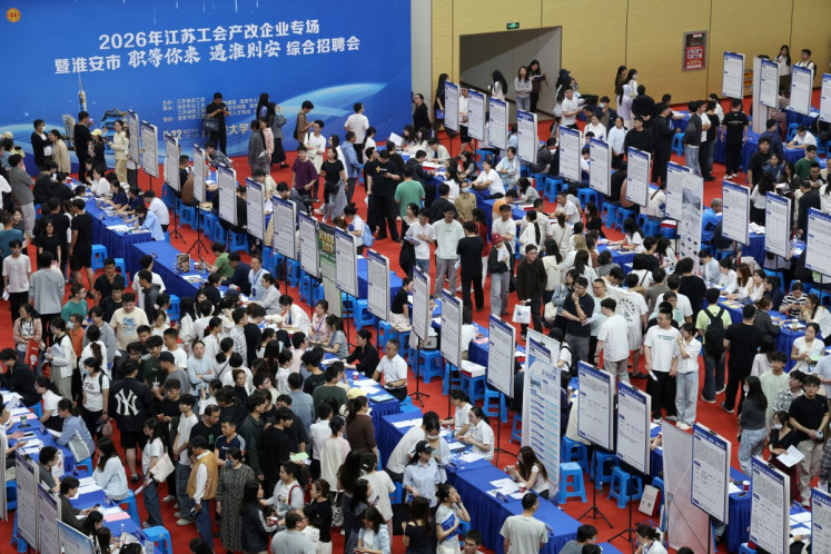 Job seekers look at recruitment notices at a job fair targeting college graduates and other job seekers held on May 22 in the Huai&rsquo;an University Gymnasium in Huai&rsquo;an, in China&rsquo;s eastern Jiangsu province.