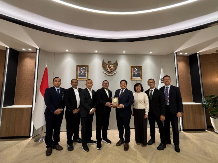 A BP Batam delegation, comprising (from left) Annang Setia Budhi, President Director of PT Bandara International Batam (BIB); Kurnia Budi, Director of BP Batam&rsquo;s Airport Business Entity; Alexander Zulkarnain, Deputy Head of Administration and Finance at BP Batam; and Fary Djemy Francis, Deputy Head of Investment at BP Batam, poses for a photograph with the Deputy Ambassador of the Indonesian Embassy in South Korea and embassy staff during a visit to Seoul. The delegation is seeking to attract further investment from South Korea.(Image courtesy of BP Batam)