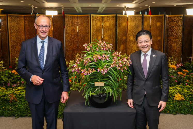 This handout photo taken and released by the Ministry of Digital Development and Information (MDDI) on October 27, 2026 shows Singapore&rsquo;s Prime Minister Lawrence Wong (right) meeting with German Chancellor Friedrich Merz in Singapore.