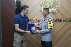 Interpol representative Carlos Lienert (left) receives a memento from Riau Islands Police chief Insp. Gen. Suhendri during a meeting at Riau Islands Police headquarters in Batam, Riau Islands, on Oct. 26, 2026. Both law enforcement agencies discussed various efforts to strengthen supervision of dangerous chemicals in the border area and conduct Operation Chemical anti-Smuggling Enforcement (CHASE).