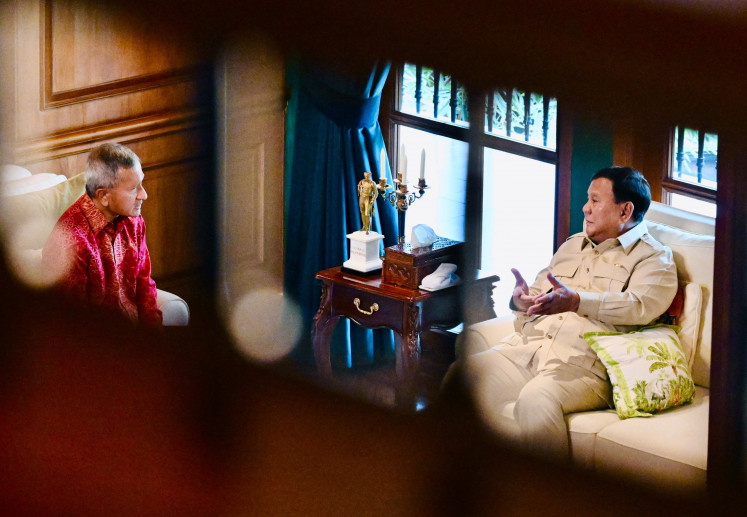 President Prabowo Subianto (right) speaks with Singaporean Foreign Minister Vivian Balakrishnan during a closed-door meeting at the President's private residence in Hambalang, Bogor regency, West Java, on Oct. 28, 2026. According to the Presidential Secretariat, the meeting was held upon Singapore's request.