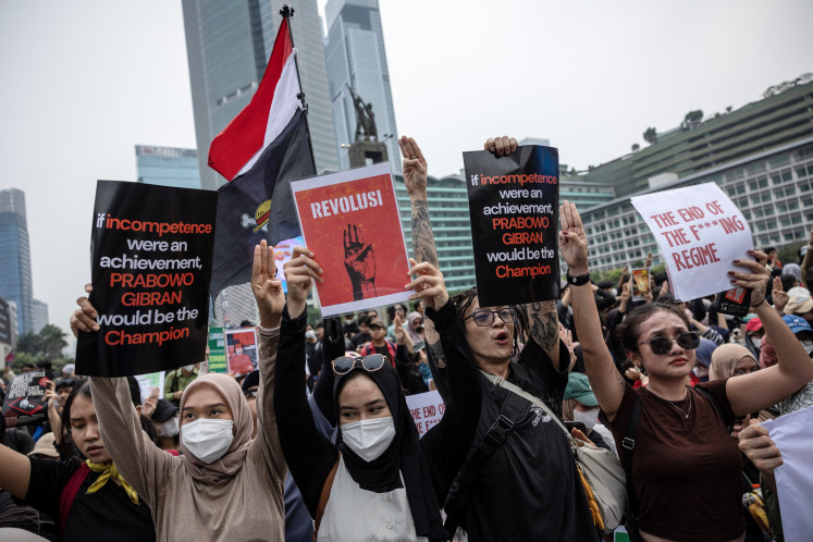 Protesters holding posters shout slogans during a protest against President Prabowo Subianto&rsquo;s policies, and his government's handling of forest fires, at the Hotel Indonesia traffic circle in Jakarta, on Oct. 28, 2026.
