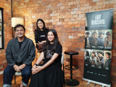 Tales from the past: Director Yosep Anggi Noen (left), Dian Sastrowardoyo (center, back) and Yunita Siregar pose beside a poster on Oct. 26, 2026, during a press briefing in Jakarta for Laut Bercerita, an adaptation of Leila S. Chudori&rsquo;s 2017 novel of the same title.